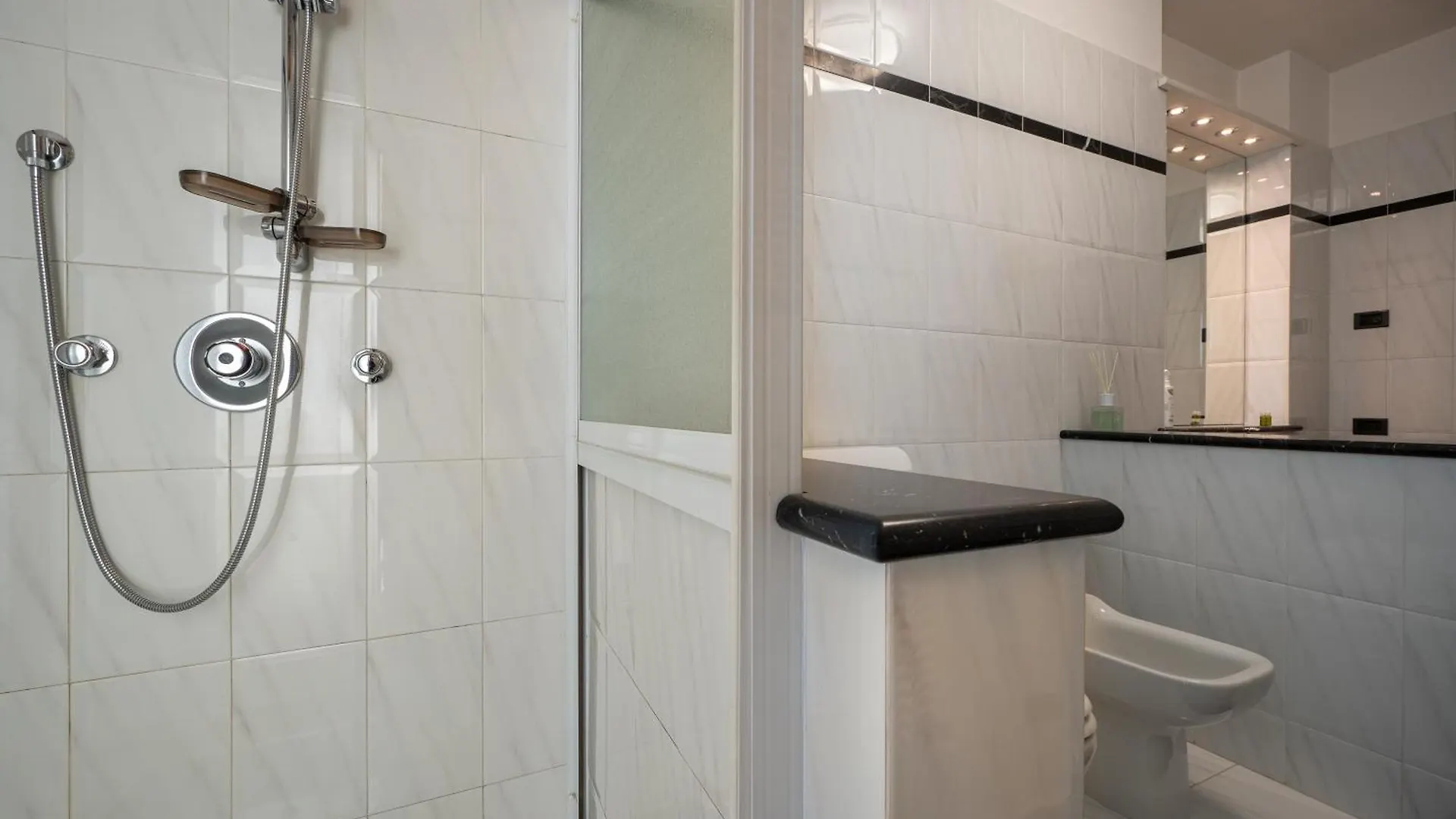 Three Bedroom Apartment - Lake View - Larihome A57 Dongo 0*,  Itálie